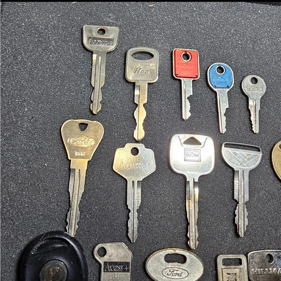 Lot Of 16 Car Keys Modern To Vintage Differnt Metals And Car Makes. - Picture 5 of 6